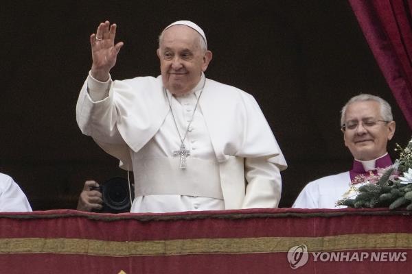 Pope Francis waves before delivering the Urbi et Orbi Christmas Day blessing from the main balcony of St. Peter's Basilica at the Vatican on Dec. 25, 2023 in this photo released by the Associated Press. (Yonhap)