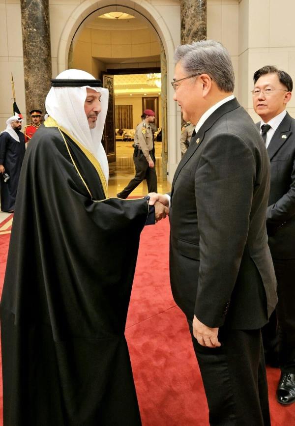 Foreign Minister Park Jin shakes hands with his Kuwaiti counterpart, Salem Abdullah Al Jaber Al Sabah, in the Gulf state on Dec. 18, 2023, in this photo provided by Park's office. Park was visiting Kuwait with a government delegation to pay respects to the late Kuwaiti leader Nawaf Al Ahmed Al Jaber Al Sabah. (PHOTO NOT FOR SALE) (Yonhap)