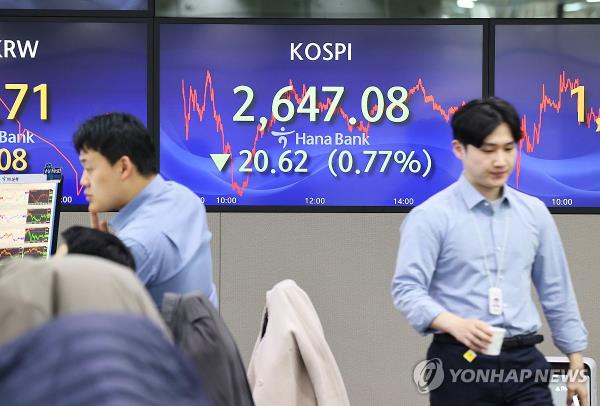 The dealing room at a Hana Bank branch in central Seoul on Feb. 26, 2024 (Yonhap)